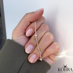 "Malia" håndlavet sølv armbånd med små perler med graveret amulet