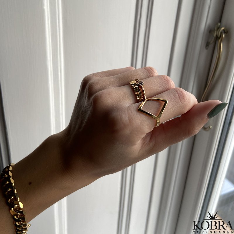 "Carr" 18 karat forgyldt enkel ring i firkantet design