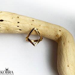 "Carr" 18 karat forgyldt enkel ring i firkantet design