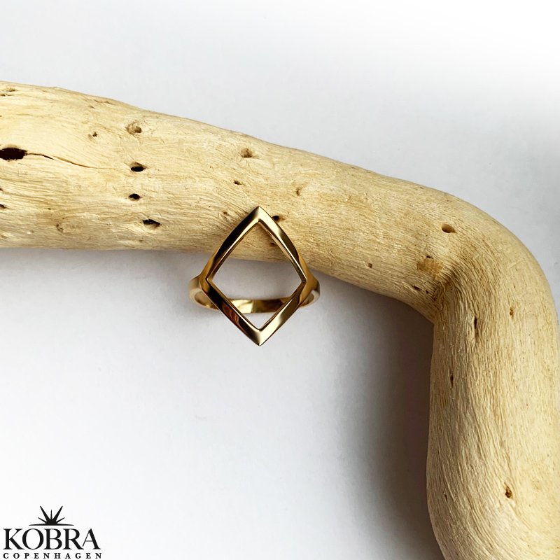 "Carr" 18 karat forgyldt enkel ring i firkantet design