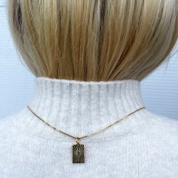 "Mayday" Mini firkantet guldhalskde med gravering