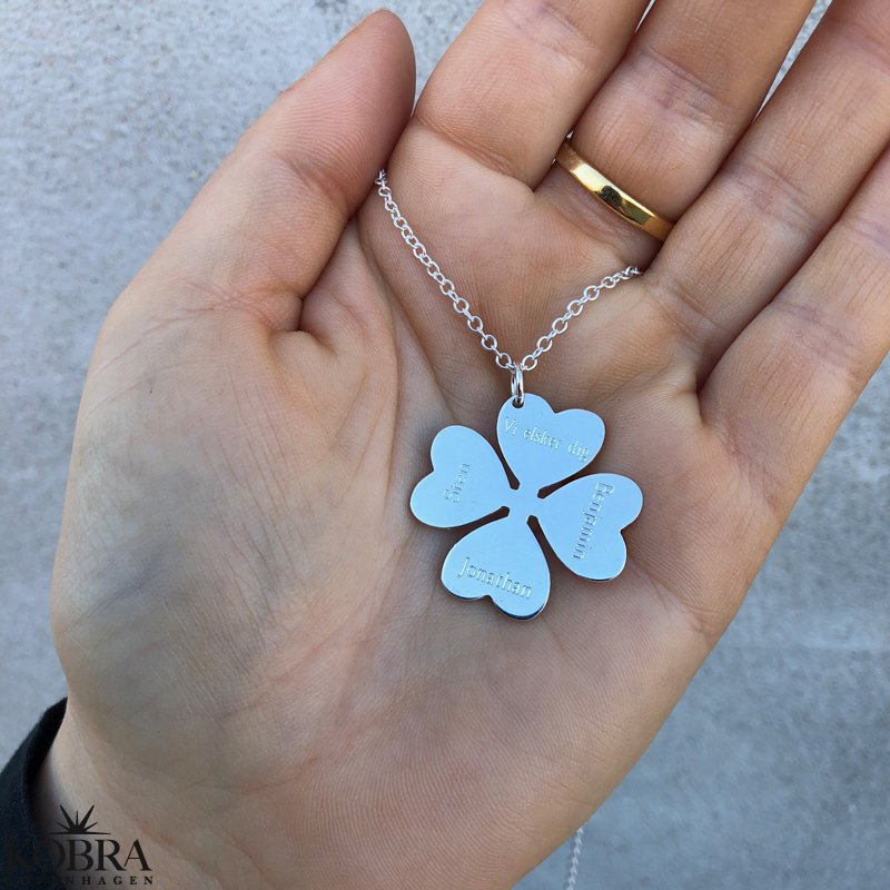 "Arley" Slv halskde med hjerte firklver, personligt graveret