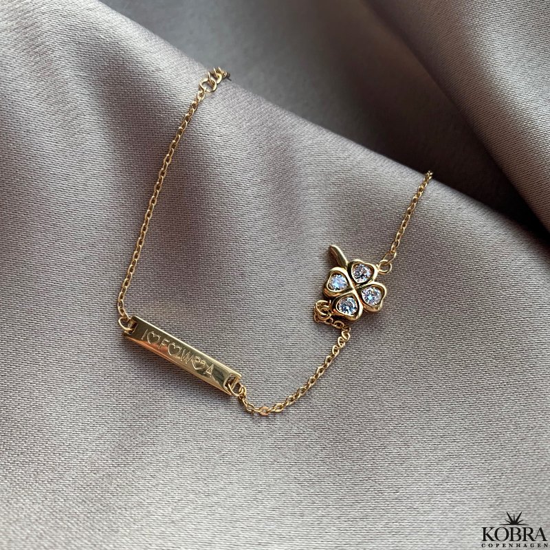 "Trinna" 14 karat forgyldt armbnd med firklver og personlig indgravering