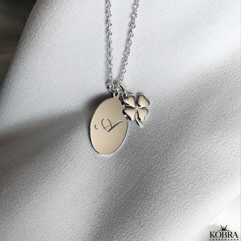 "Lucky" slv halskde med firklver inklusiv gravering