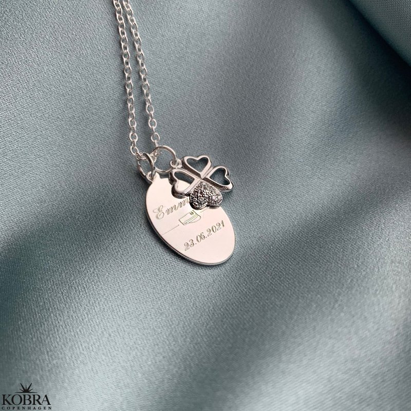 "Lucky" slv halskde med firklver inklusiv gravering