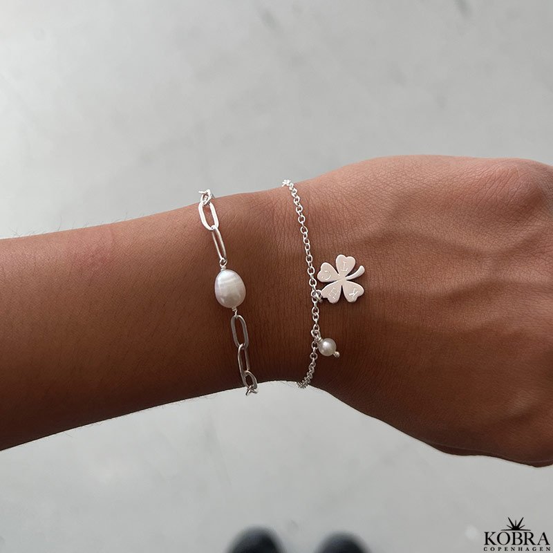 "Felicity" slv armbnd med lille firklver inklusiv gravering