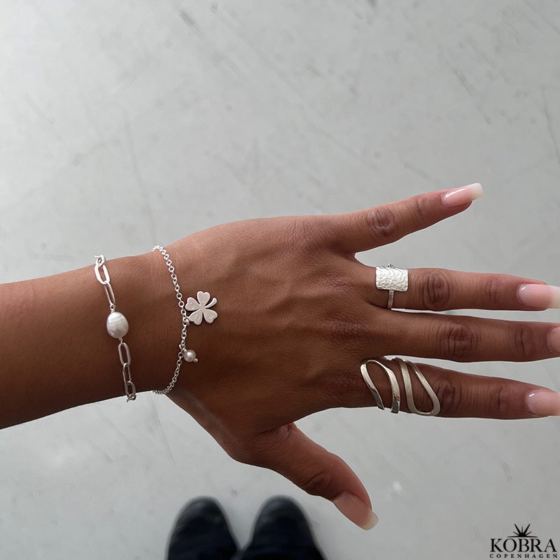 "Stroke" stor sølv ring i smukt design