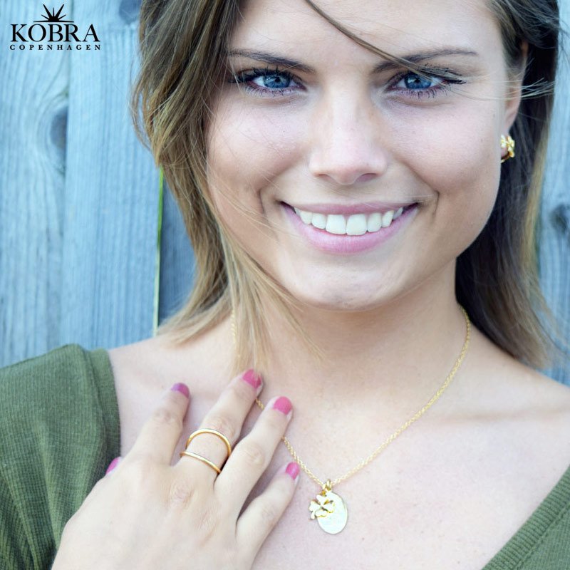 "Lucky" Firklver halskde med indgraveret vedhng i 18 karat forgyldt