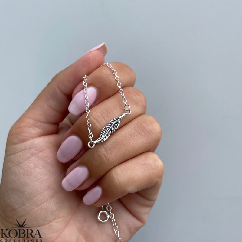 "Merle" ankle chain in sterling silver with a small feather