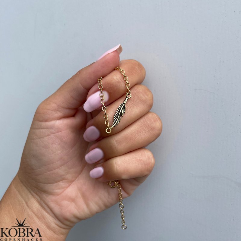  "Merle" gold ankle chain with small feathers