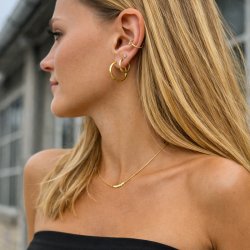 "Flake" earcuff i 18k guldpl�terat sterlingsilver med stenar.