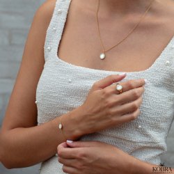 "Flora" gold bracelet with mother of pearl and engraving