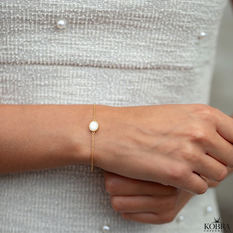 "Flora" gold bracelet with mother of pearl and engraving