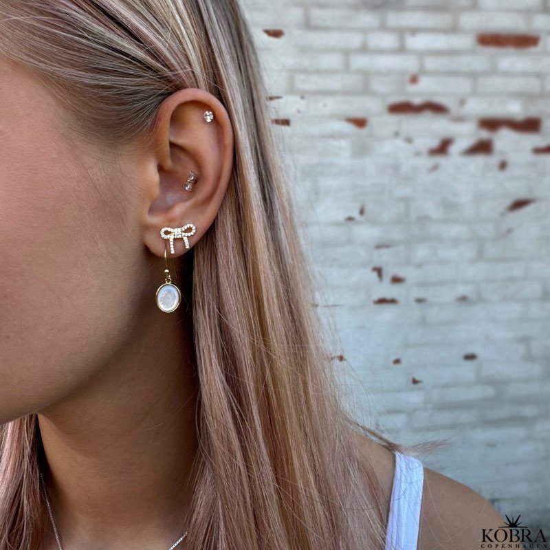 "Flora" gold earrings with mother of pearl