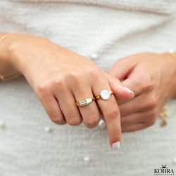 "Flora" gold ring with mother of pearl