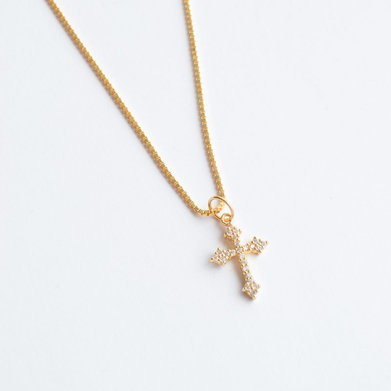 "Runa" halskjede i 18k forgylt sterlings�lv med kors og zirkonia-steiner