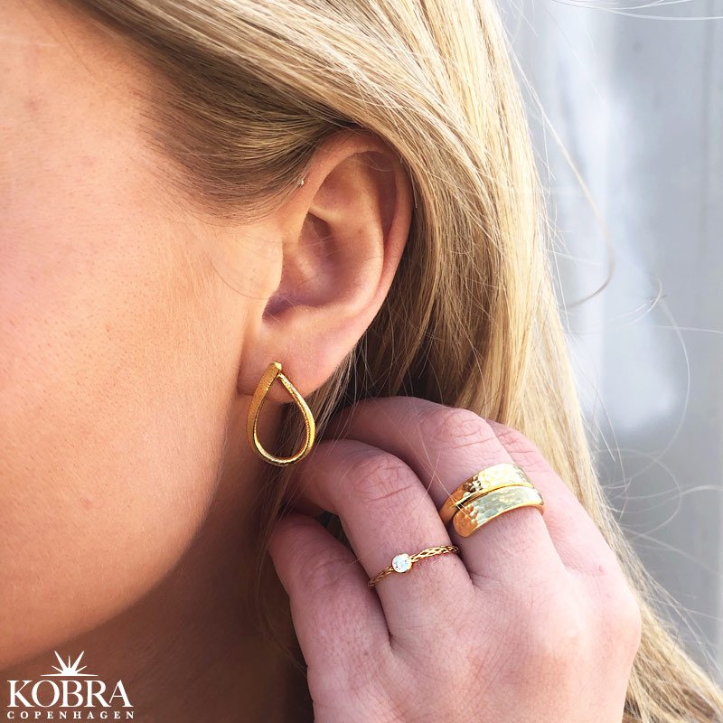 "Adalind" drbeformet 18k guld reringe i sandblst design