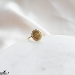 "Dazzling" 18k forgyldt ring med hvide sten og personlig gravering