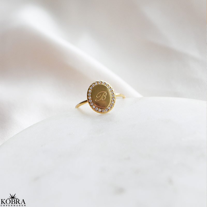 "Dazzling" 18k forgyldt ring med hvide sten og personlig gravering