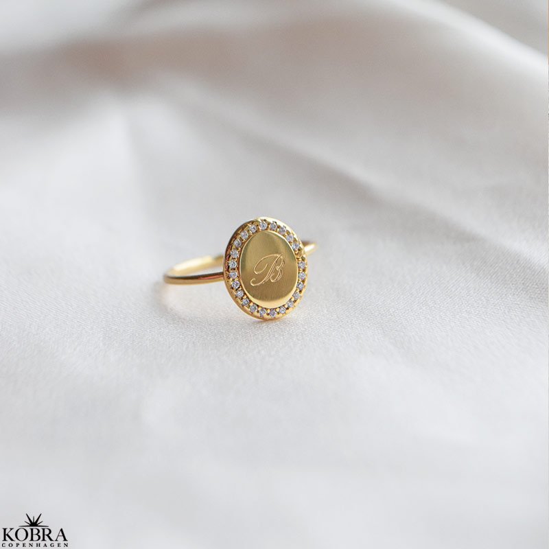 "Dazzling" 18k forgyldt ring med hvide sten og personlig gravering