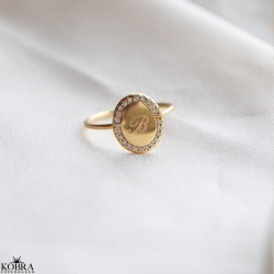 "Dazzling" 18k forgyldt ring med hvide sten og personlig gravering