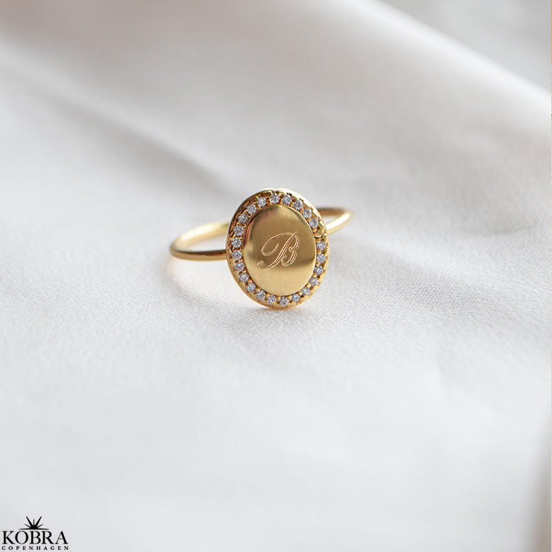 "Dazzling" 18k forgyldt ring med hvide sten og personlig gravering