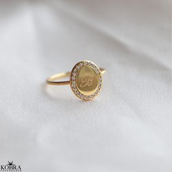 "Dazzling" 18k forgyldt ring med hvide sten og personlig gravering