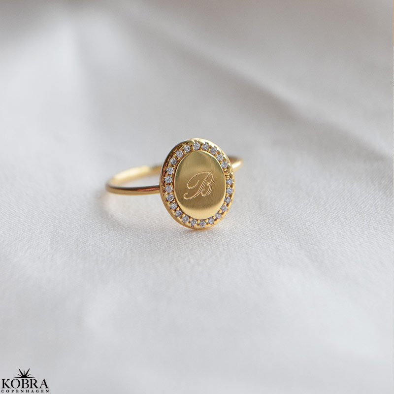 "Dazzling" 18k forgyldt ring med hvide sten og personlig gravering