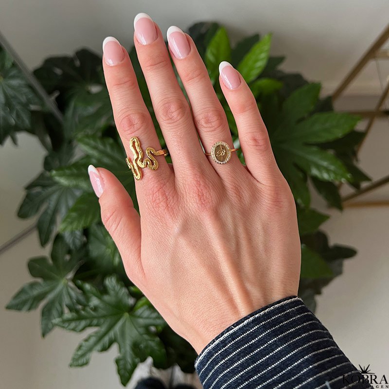 "Dazzling" 18k forgyldt ring med hvide sten og personlig gravering