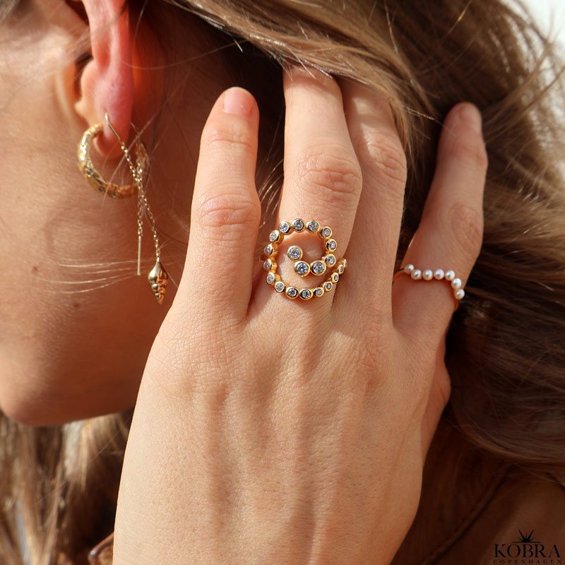 "Pool" smuk guld ring med hvide zirkonia sten