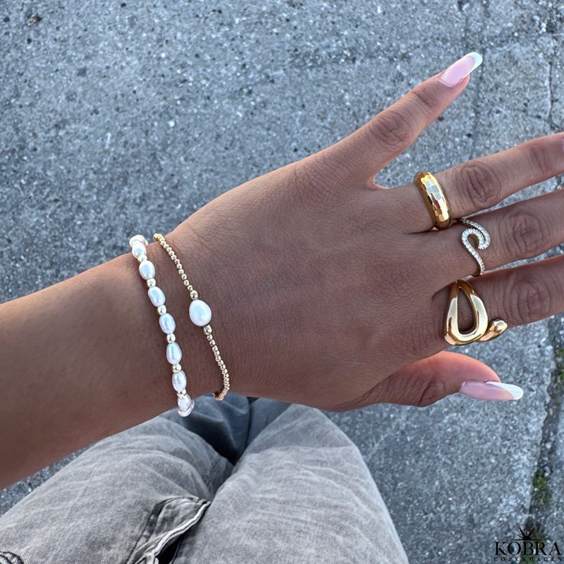 "Royal" perle armbnd med guld kugler