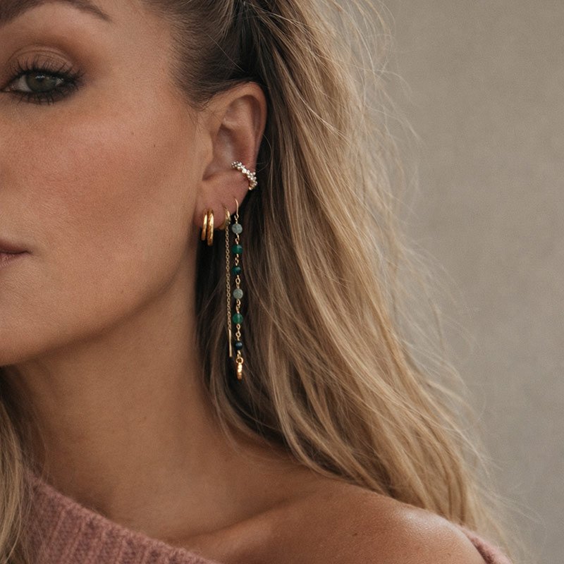 "Mikami" ear cuff with zirconia stones and a unique design in 18k gold-plated sterling silver.