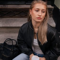 "Monica" store hoops med sten i guld