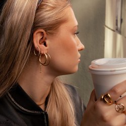 "Monica" store hoops med sten i guld