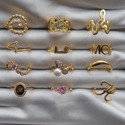 "Roxy" 18 karat gullbelagt signetring med hvit stein