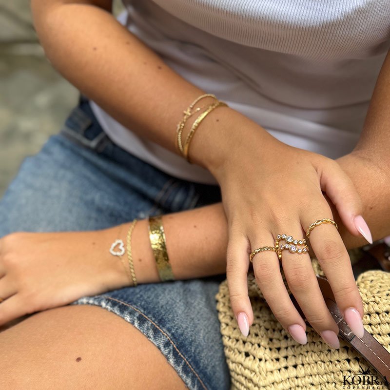 "Solenne" 18 karat forgyldt blget ring med lyserde sten