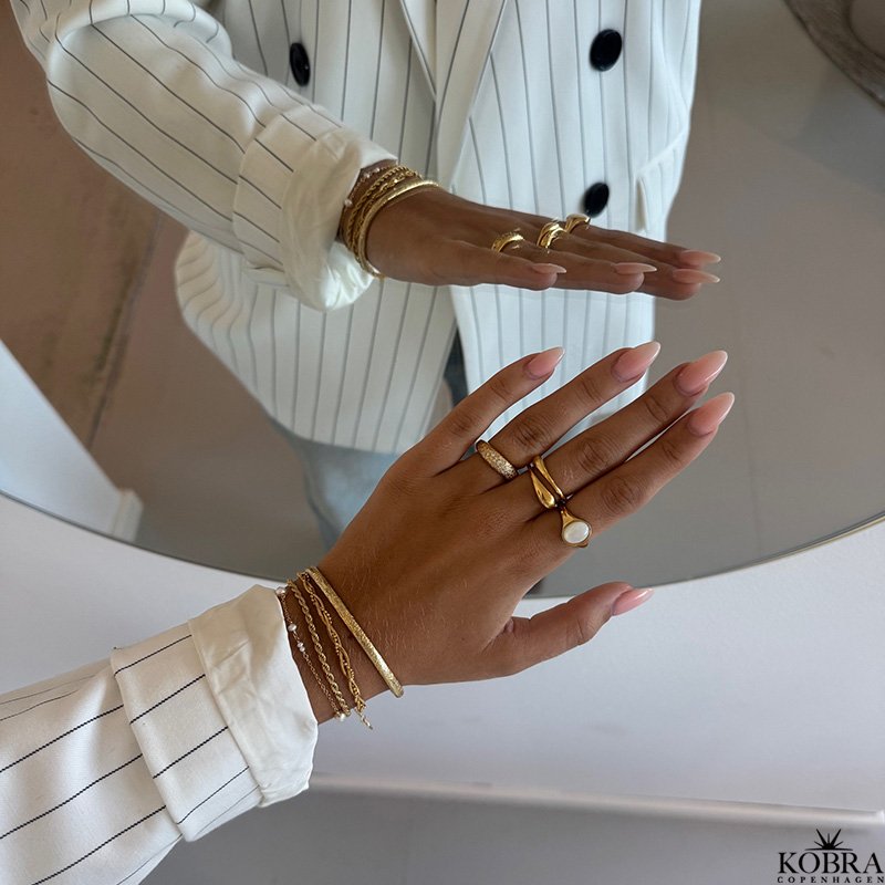 "Flora" gold ring with mother of pearl