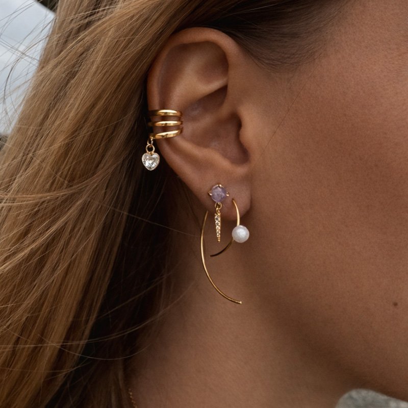 "Savannah" earcuff i 18k forgyldt s�lv med lyser�d hjerteformet zirkonia