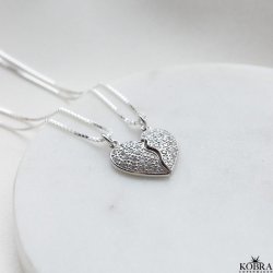 "BELOVED" Friendship halskde i slv med smukke zirkonia sten