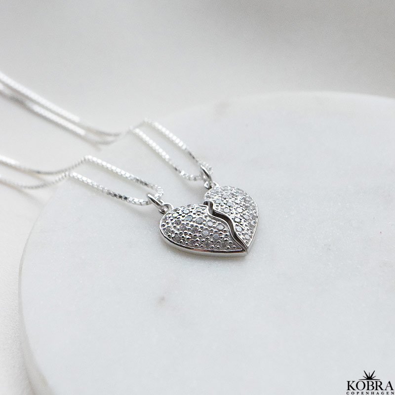 "BELOVED" Friendship halskde i slv med smukke zirkonia sten