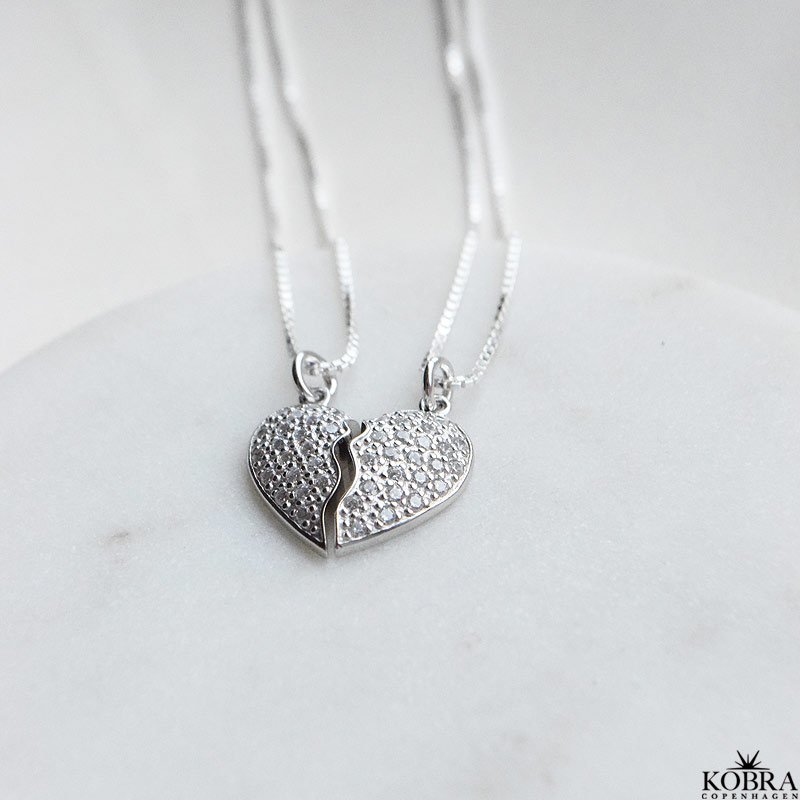 "BELOVED" Friendship halskde i slv med smukke zirkonia sten