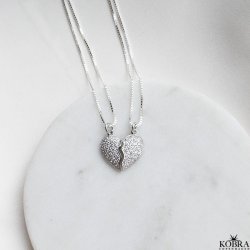 "BELOVED" Friendship halskde i slv med smukke zirkonia sten