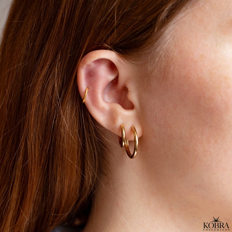 "Gina" enkle small hoops i guld
