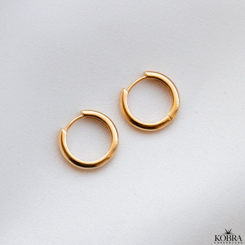 "Gina" enkle small hoops i guld