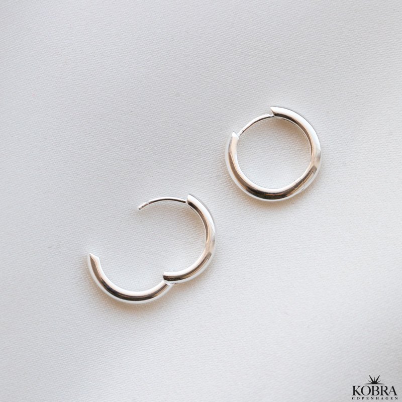 "Gina" enkle small hoops i slv