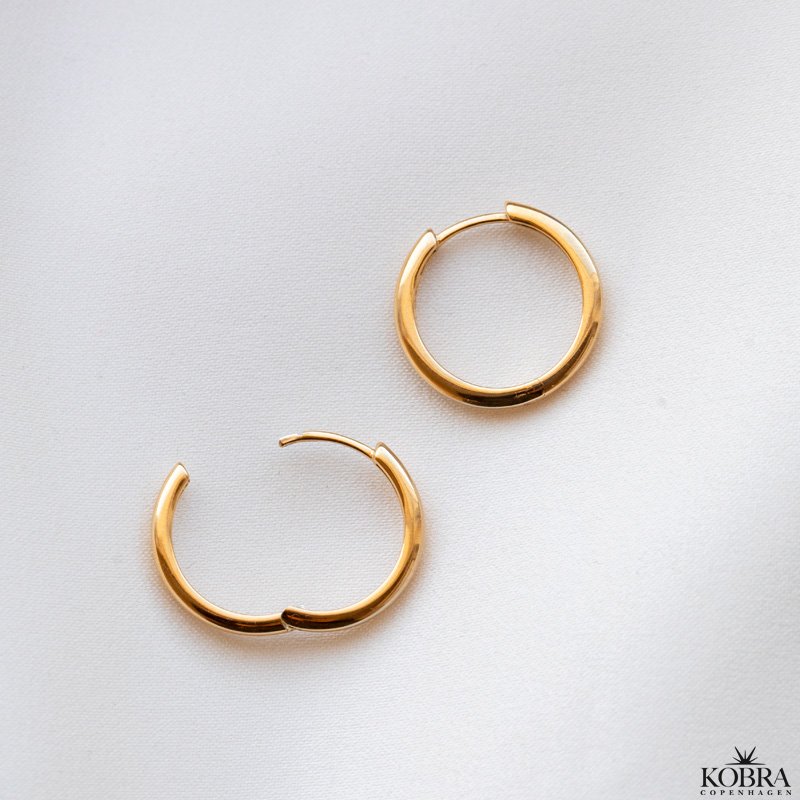 "Gina" enkle medium hoops i guld