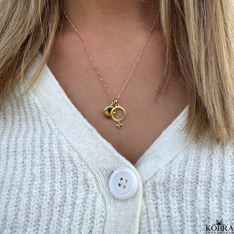 "Girl Power" guld halskde med kvindetegn og personlig gravering