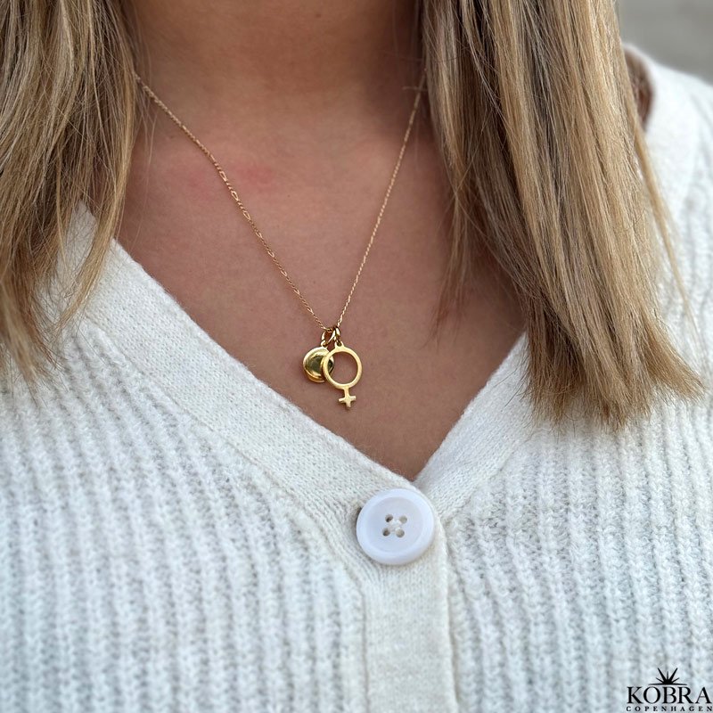 "Girl Power" guld halskde med kvindetegn og personlig gravering