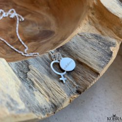 "Girl power" slv halskde med kvindetegn og personlig gravering