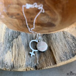 "Girl power" slv halskde med kvindetegn og personlig gravering